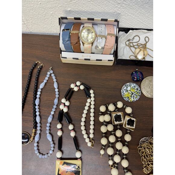 Box of vintage costume jewelry lot - Picture 12 of 15